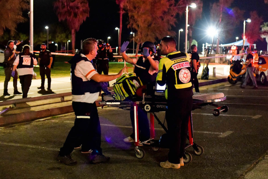 Police at the scene of a car-ramming attack in Tel Aviv, Apr. 7, 2023. (Photo: Avshalom Sassoni/Flash90)