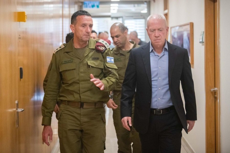 IDF Chief of Staff Herzi Halevi briefing Defense Minister Yoav Gallant, Apr. 6, 2023 (Photo: Ariel Hermoni/IMoD)