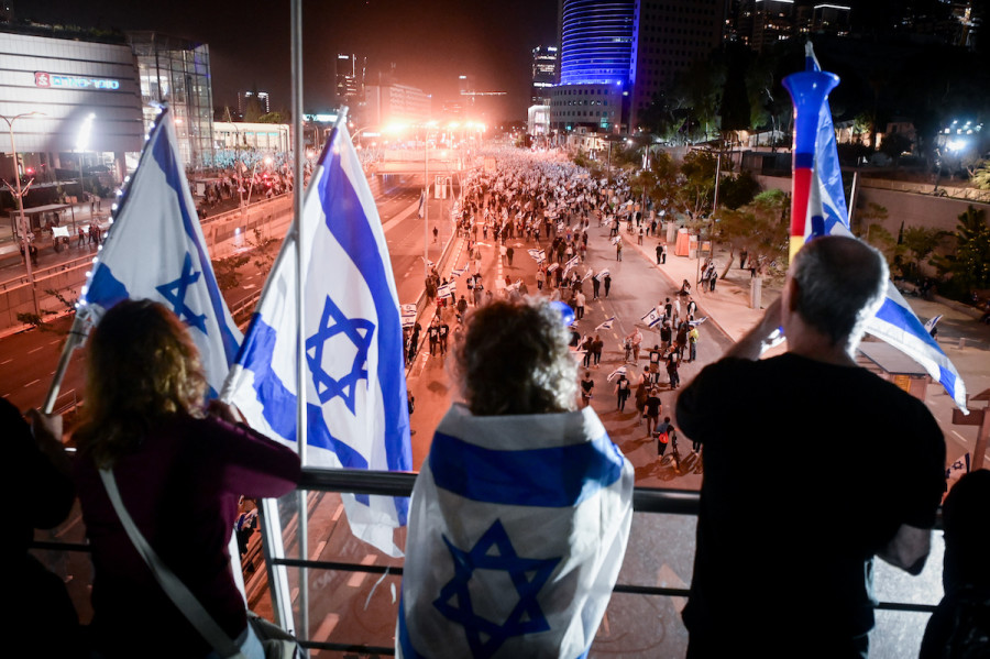Thousands of Israelis protest the government's planned judicial overhaul, at the Azrieli junction in Tel Aviv, Apr. 8, 2023. (Photo: Avshalom Sassoni/Flash90)
