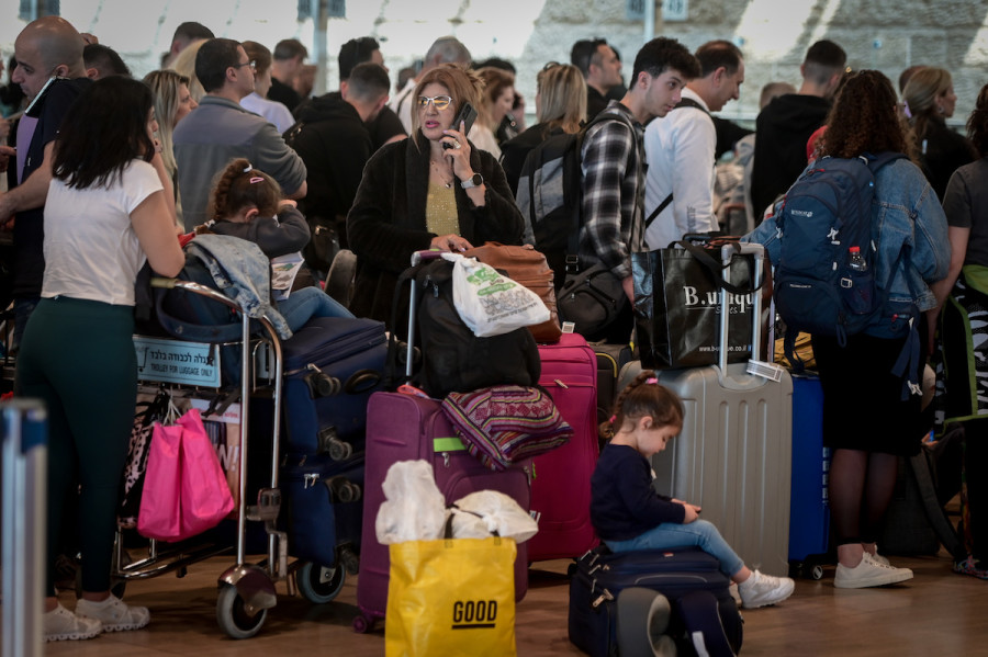Travelers at Ben-Gurion International Airport, Mar. 27, 2023. (Photo: Avshalom Sassoni/Flash90)