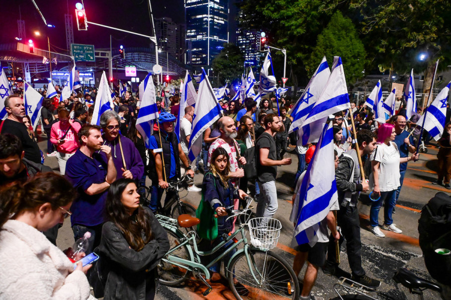 Israelis who oppose the government's planned judicial overhaul block a road in Tel Aviv after a press conference of Prime Minister Benjamin Netanyahu, Apr. 10, 2023. (Photo: Avshalom Sassoni/Flash90)