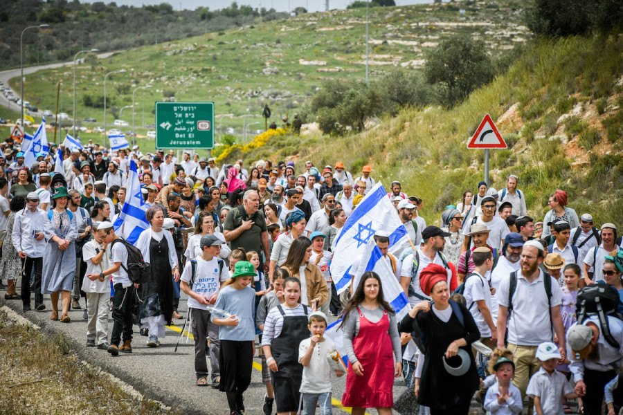 Jews march to the Evyatar outpost, near Nablus, during the Passover holiday, Apr. 10, 2023. (Photo: Sraya Diamant/Flash90)