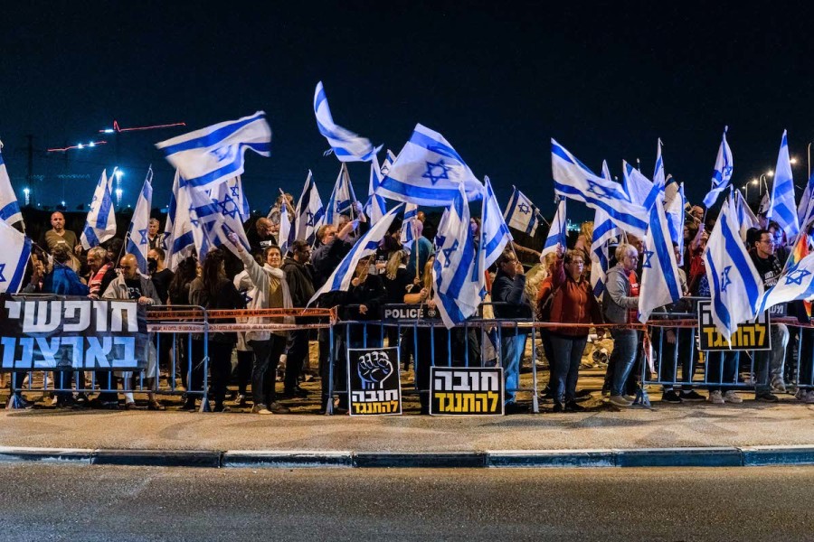 Israelis protest the government's planned judicial overhaul, at Sha'ar HaNegev Junction in southern Israel, Apr. 8, 2023. (Photo: Flash90)