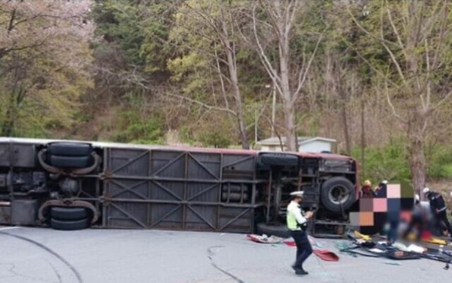 A bus with Israeli tourists on board flipped over on a road in South Korea, Apr. 13, 2023. (Photo: Chungbuk Fire Service)