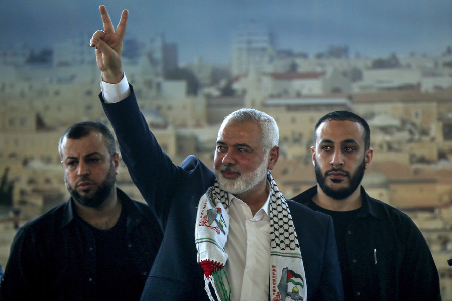 Ismail Haniyeh, chairman of the Political Bureau of Palestinian organization Hamas, flashes the victory sign while being flanked by bodyguards during a rally at the southern Lebanese port city of Sidon, Jun. 26, 2022 (Photo: Marwan Naamani/DPA)