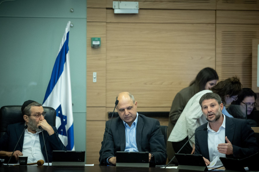 Head of the Finance Committee MK Moshe Gafni (L) and Israeli Finance Minister Bezalel Smotrich (R) attend a discussion about the state budget, during a Finance Committee meeting at the Knesset, Apr. 16, 2023. (Photo: Yonatan Sindel/Flash90)