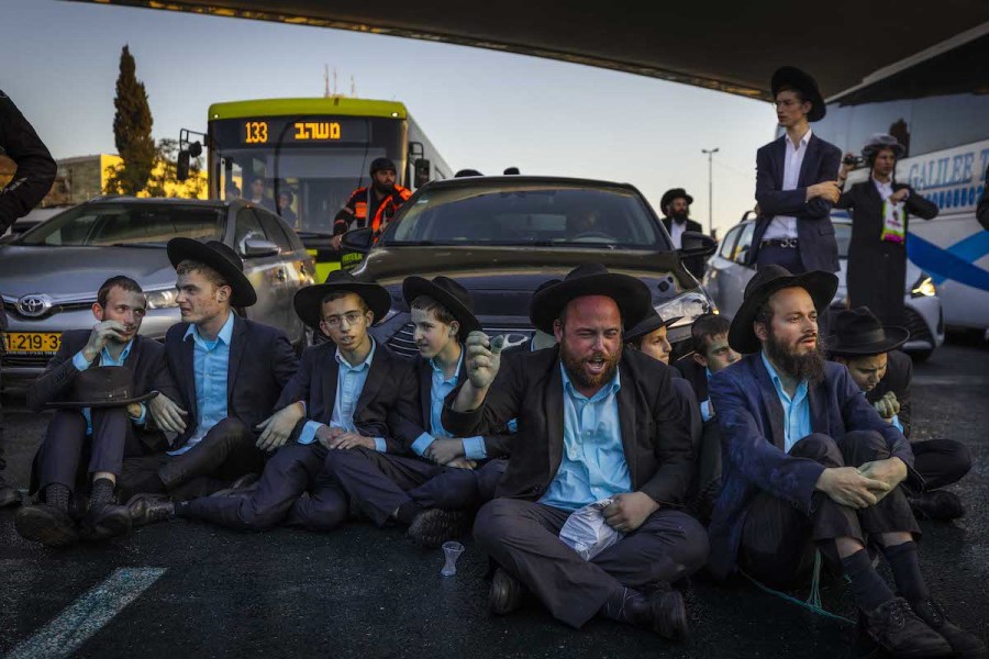 Ultra-Orthodox Jews clash with police as they protest against the arrest of ultra-Orthodox Jewish men who failed to comply with their army draft, in Jerusalem, Sept. 29, 2022. (Photo: Olivier Fitoussi/Flash90)