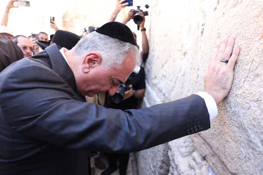 Former Iranian Crown Prince Reza Pahlavi visits the Western Wall in Jerusalem's Old City, Apr. 18, 2023 (Photo: Reza Pahlavi/Twitter)