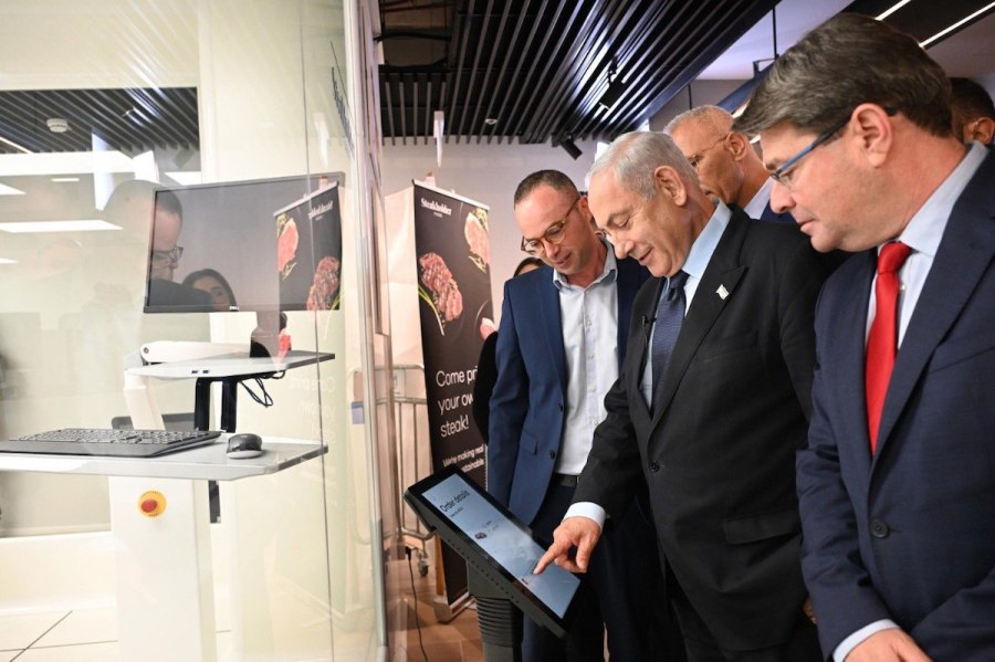 Israeli Prime Minister Benjamin Netanyahu visits Steakholder Foods, a start-up company that produces cultured meat – real meat that does not come from animals, Apr. 19, 2023 (Photo: Haim Zach/GPO)