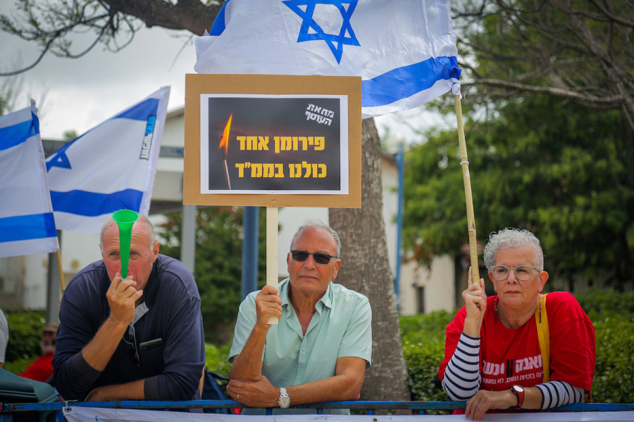 Israelis protest the government's planned judicial overhaul, outside a special Cabinet meeting in the southern Israel city of Sderot, Apr. 20, 2023. (Photo: Flash90)