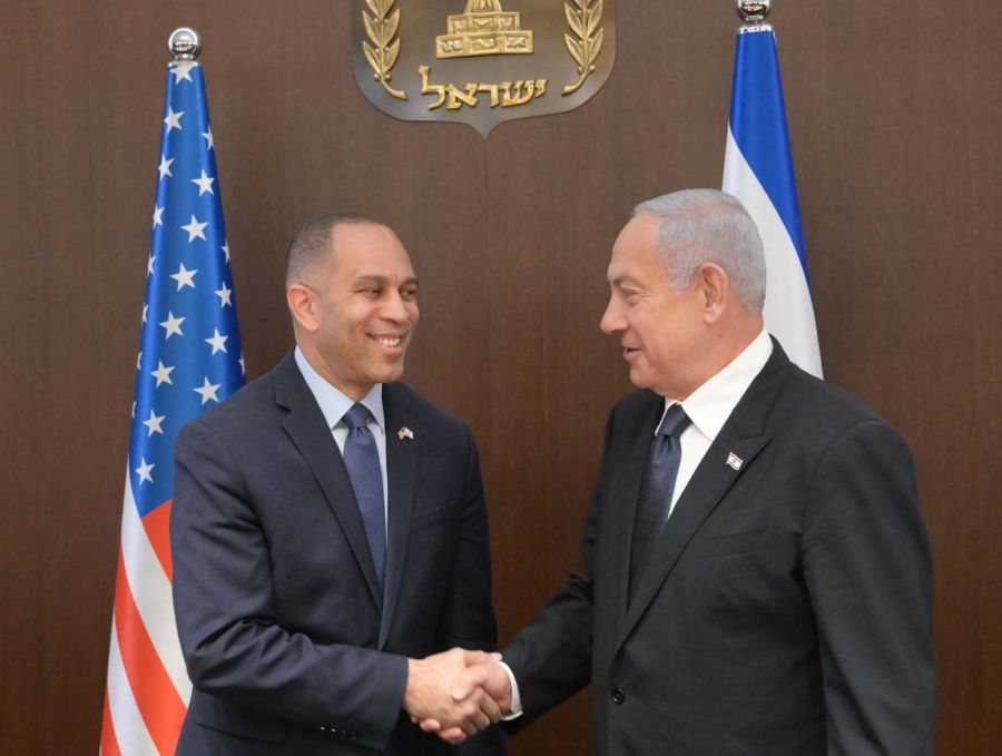 Israeli Prime Minister Benjamin Netanyahu meets US House Minority leader Hakeem Jeffries, (Photo: Amos Ben-Gershom/GPO)