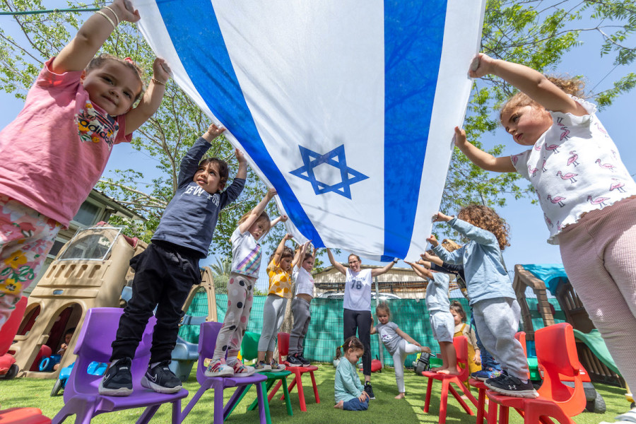 Israeli children play with an Israeli flags ahead of the country's 75th Independence Day, Apr. 19, 2023. (Photo: Yossi Aloni/Flash90)