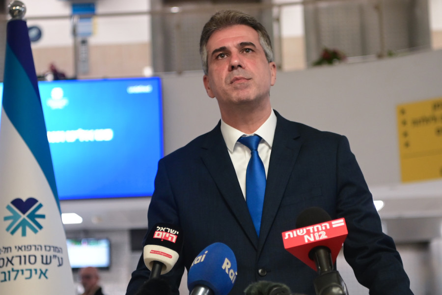 Israeli Foreign Minister Eli Cohen, visits the people injured in the terror attack in Tel Aviv, at Ichilov Hospital in Tel Aviv, Apr. 8, 2023. (Photo: Avshalom Sassoni/Flash90