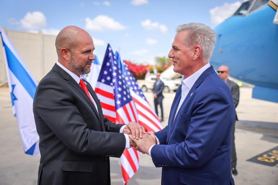 Knesset Speaker Amir Ohana greets U.S. House Speaker Kevin McCarthy at Ben Gurion International Airport, Apr. 30, 2023 (Photo: Noam Moshkovich/ Knesset Press Office)