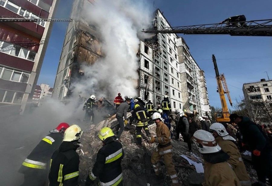 In photos taken on April 29, 2023, rescuers search for victims under the rubble after new Russian attacks on residential areas, in Uman, Ukrain (Photo: Handout/Latin America News Agency via Reuters)