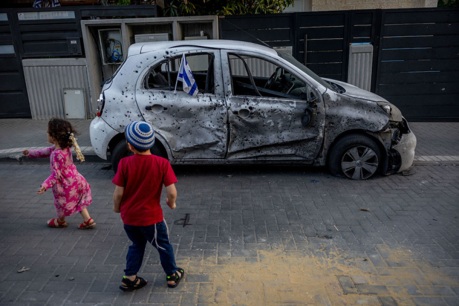 The site where a rocket fired from Gaza hit and damaged a car in the southern Israeli city of Sderot, May 2, 2023. (Photo: Yonatan Sindel/Flash90)