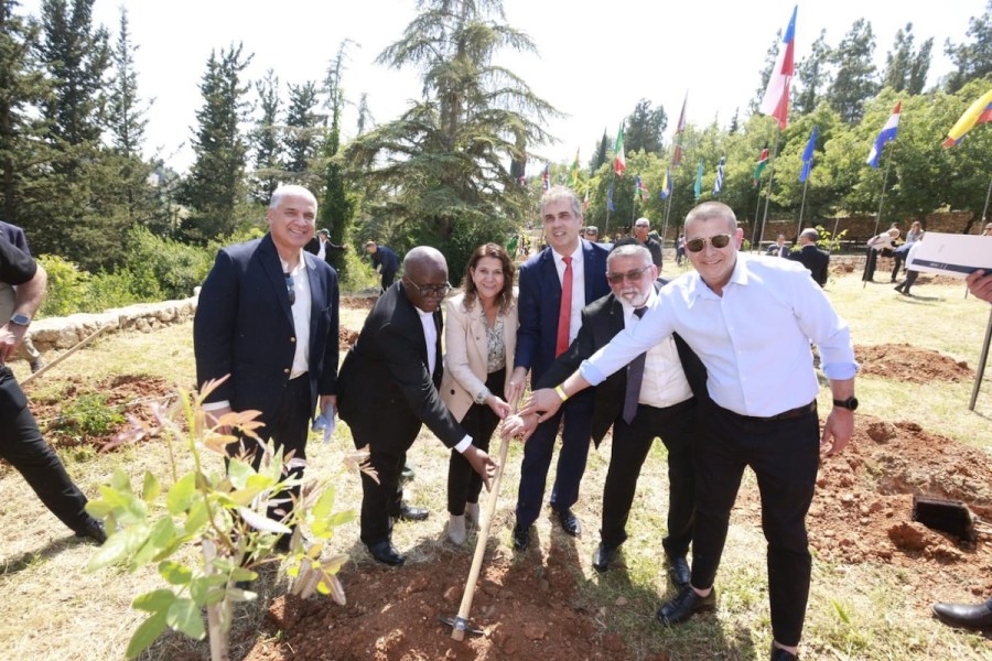 Israel's Foreign Minister Eli Cohen (C) with the group of ambassadors planting trees in Jerusalem, May 3, 2023 (Photo: Yossi Zamir/JNF-KKL)