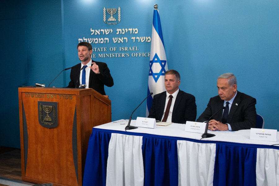 Minister of Finance Bezalel Smotrich, Minister of Education Yoav Kisch and Prime Minister Benjamin Netanyahu, seen during a press conference at the Prime Minister's office in Jerusalem, Apr. 30, 2023. (Photo: Alex Kolomoisky/POOL)