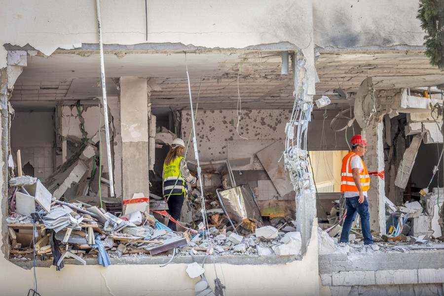 View of a building in the central Israeli city of Rehovot which was hit by a rocket fired from Gaza, killing one person, May 12, 2023. (Photo: Yossi Aloni/Flash90)