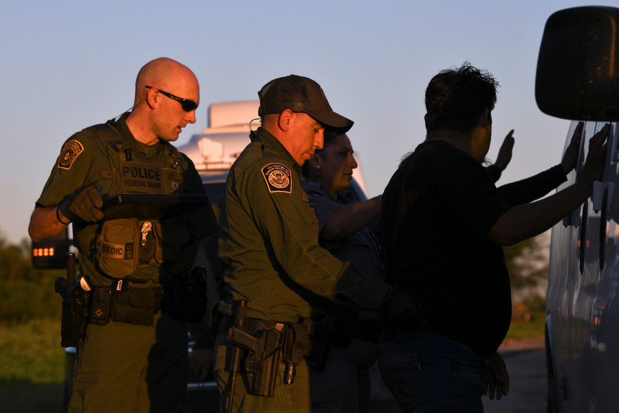 Illustrated image - U.S. Border Patrol agents apprehend undocumented migrants after they illegally crossed the U.S.-Mexico border in Mission, Texas, April 9, 2019. (Photo: REUTERS/Loren Elliott)