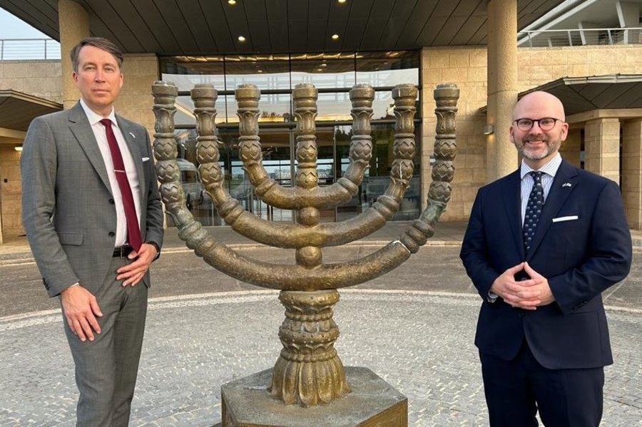 Sweden Democrats Richard Jomshof and Charlie Weimers outside the Knesset in Jerusalem (Photo: Charlie Weimers/Twitter)