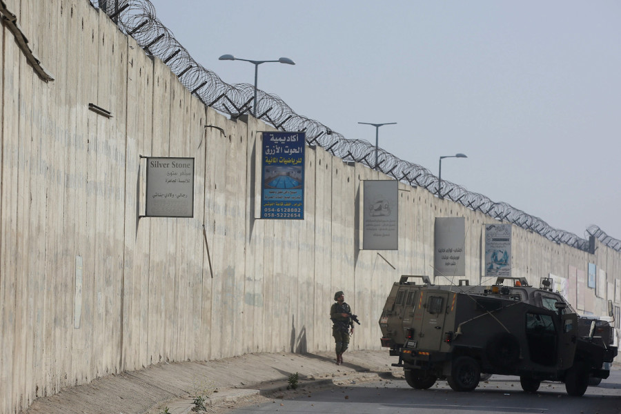 Israeli soldiers guard by the separation barrier between the Palestinian town of A-Ram and Jerusalem, April 29, 2022. (Photo: Flash90)
