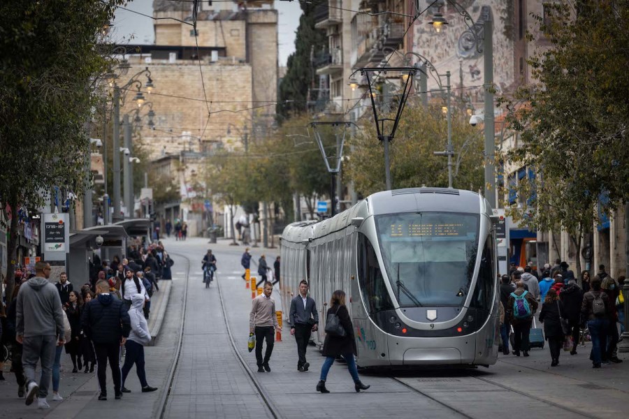 People walk on Jaffa street in downtown Jerusalem, Dec. 7, 2022. (Photo: Yonatan Sindel/Flash90)