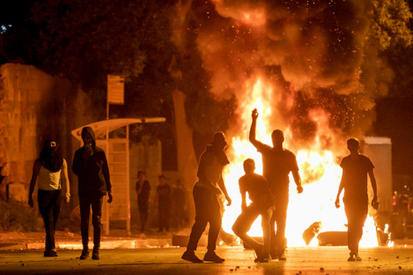 Police officers clash with Arab protesters in the mixed city of Ramla during a protest over tensions in Jerusalem, May 10, 2021. (Photo: Yossi Aloni/Flash90)