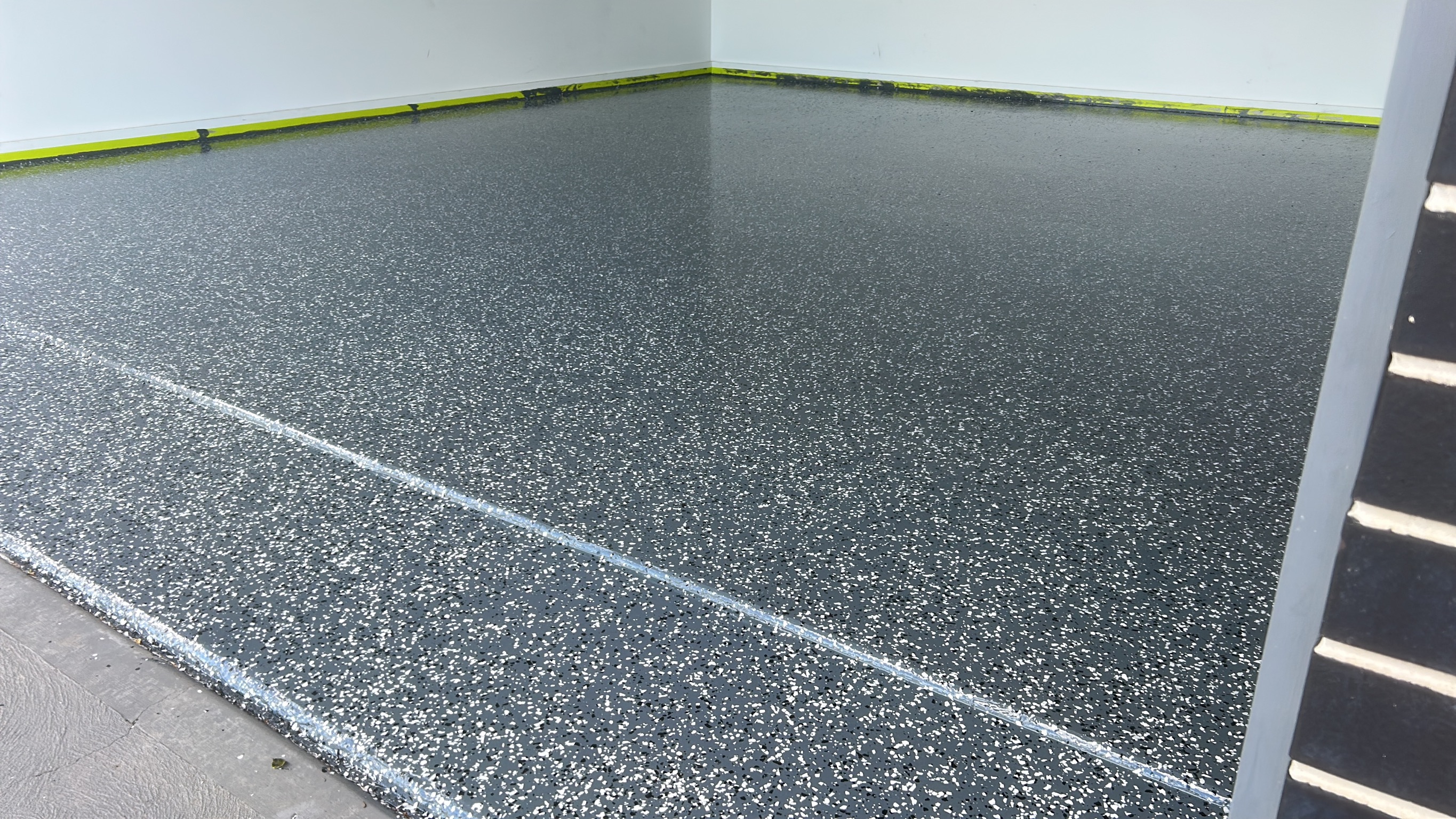 Garage, darkgrey basecoat with Salt and Pepper Flakes