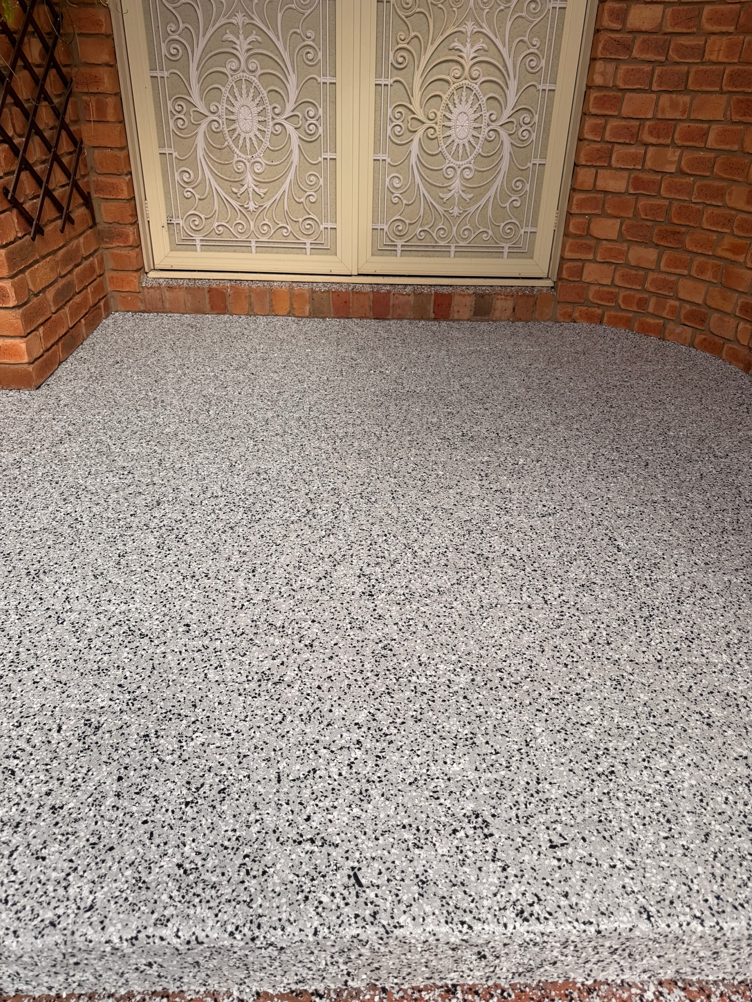 Entrance, lightgrey basecoat with great white Flakes