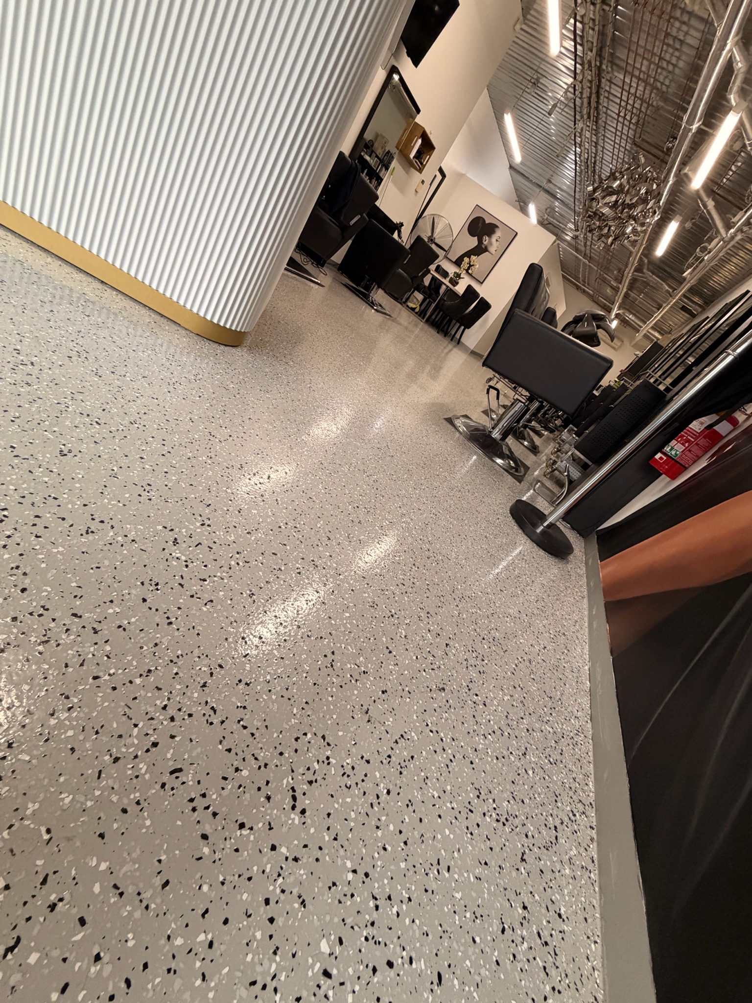 Salon, lightgrey basecoat with great white Flakes