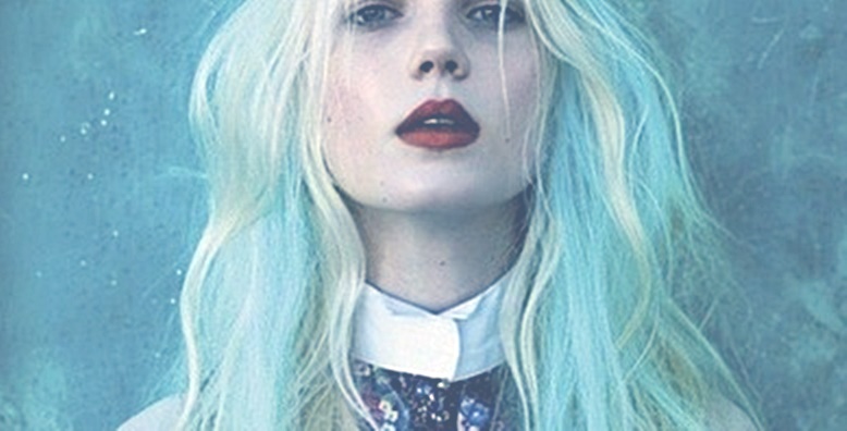 La fille aux cheveux bleus