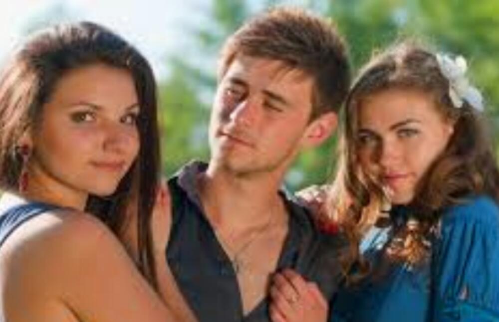 Triangle Amoureux Deux Femmes Un Homme Triangle amoureux - Fyctia