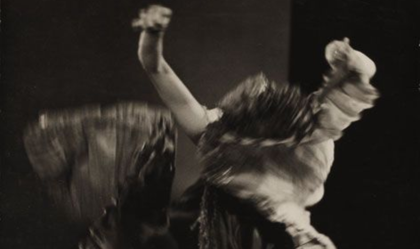 Photo de jeune femme en mouvement