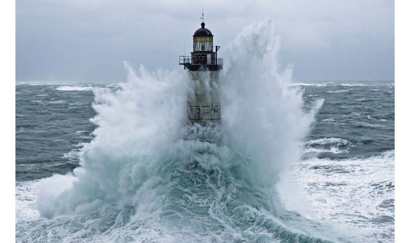 Seule dans la tempête.