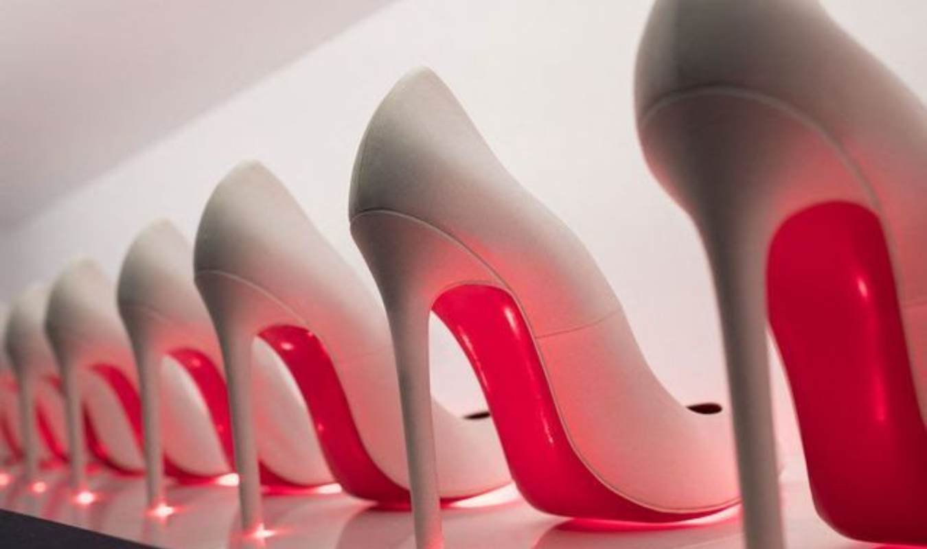 Les escarpins aux semelles rouges usées