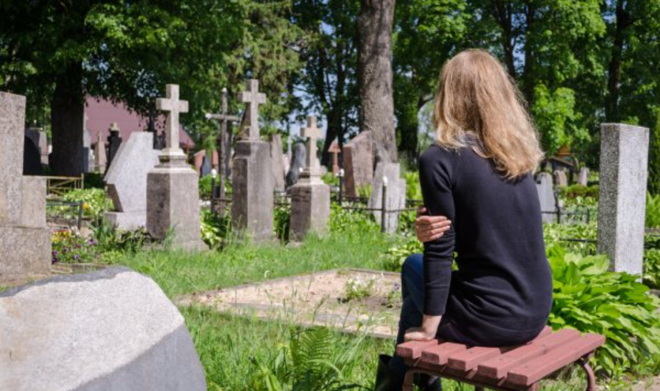 Les fantômes ne sont pas les seuls à errer dans le cimetière 