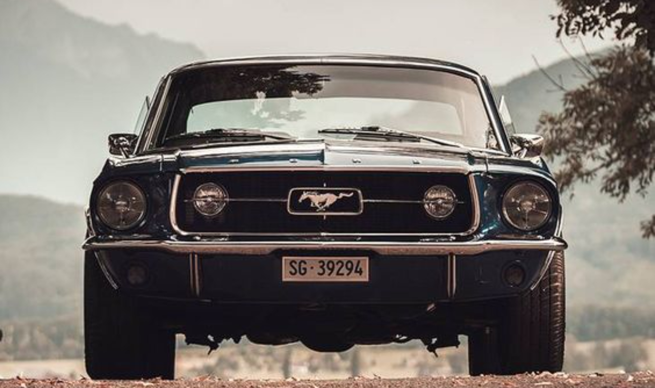 La Mustang du beau brun ténébreux 