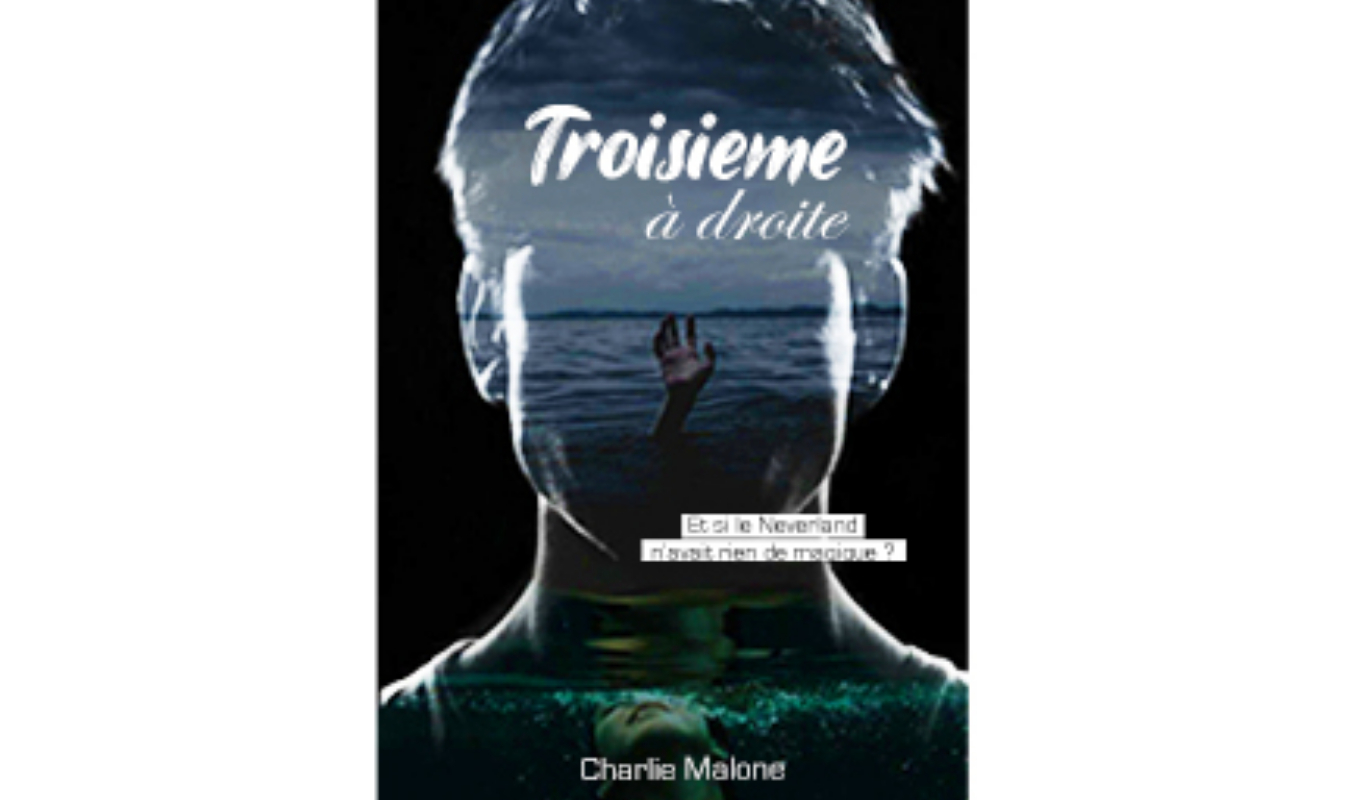 Troisième à droite