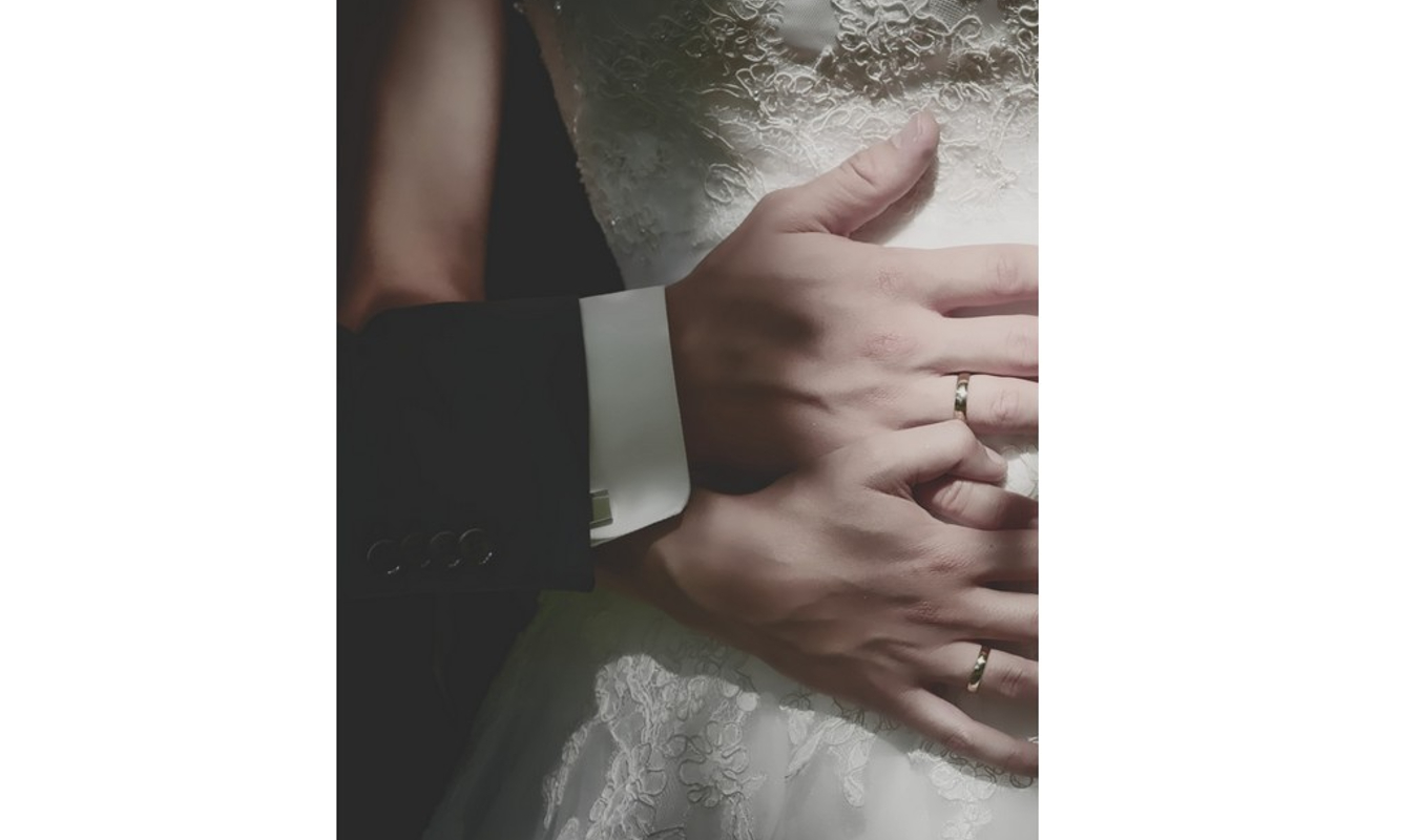 Prisonnière de ses bras