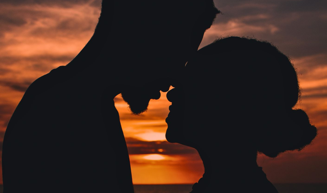 Assis au bord de l'amour 