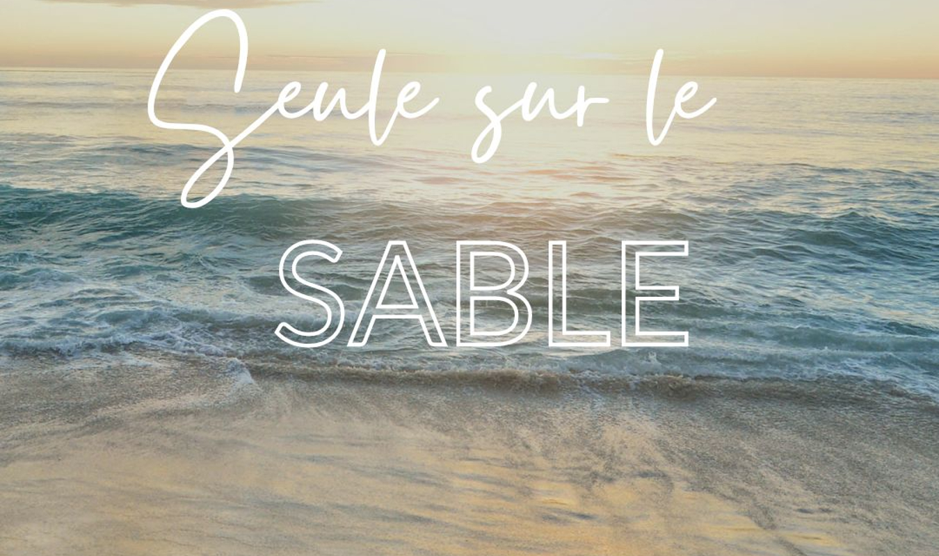 Seule sur le sable