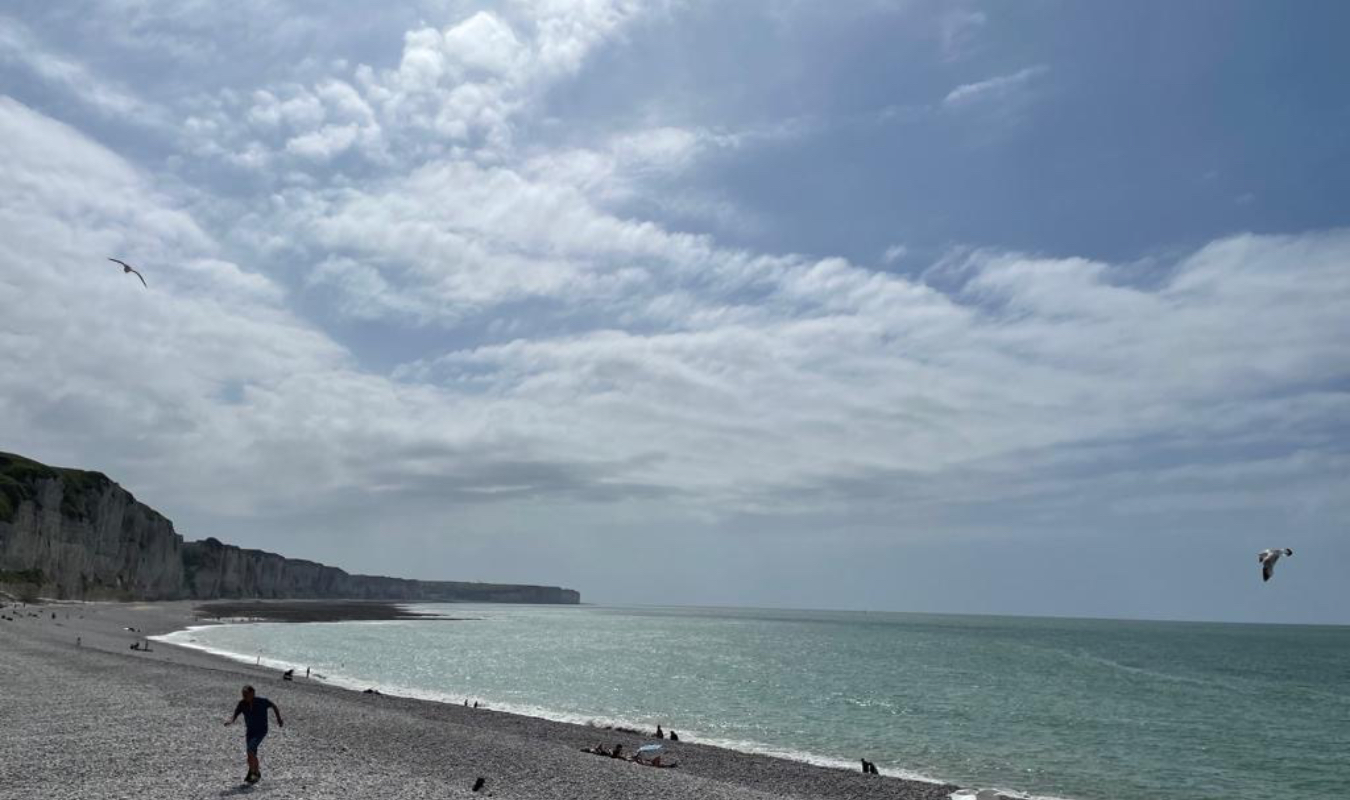 Sur la plage de galets