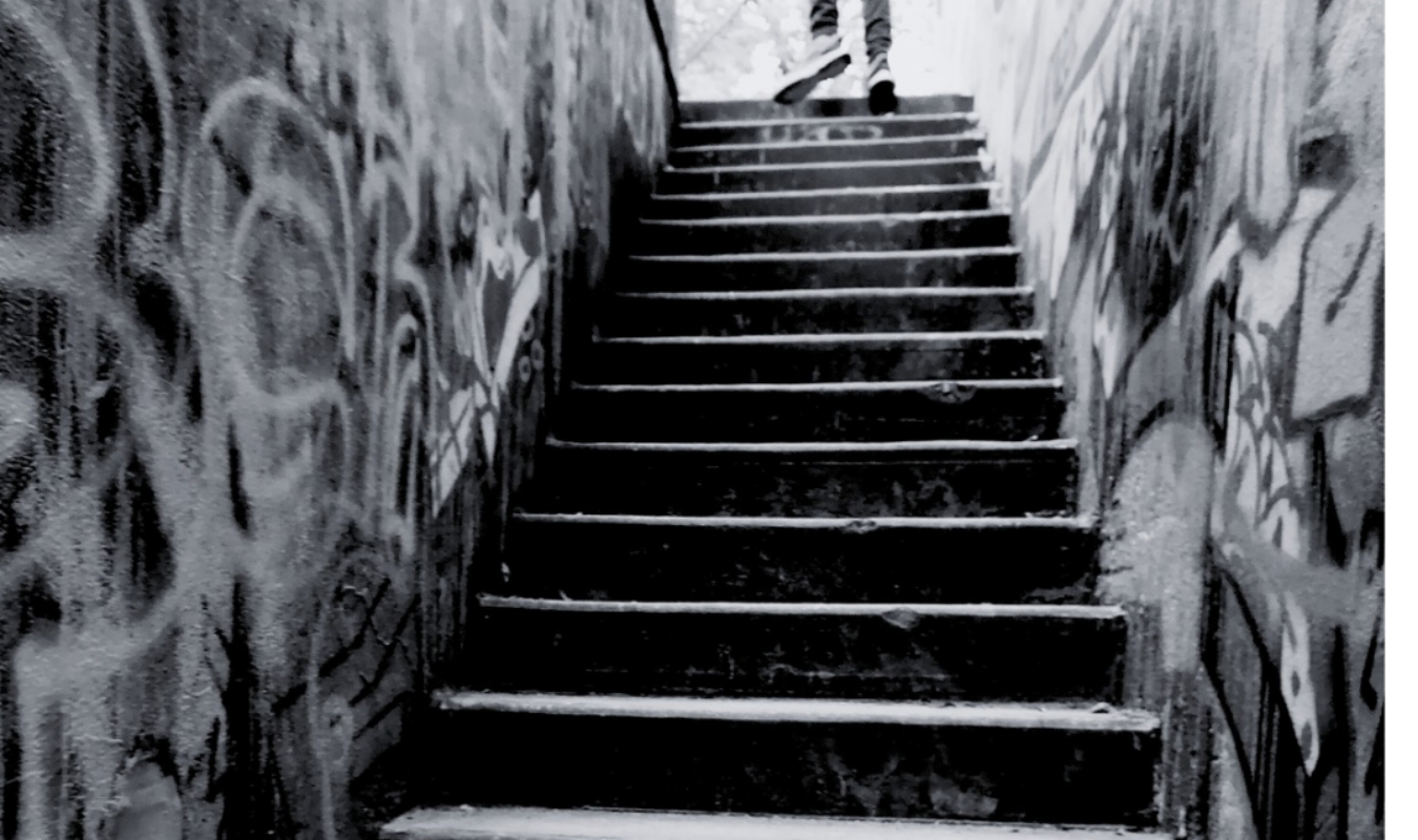 Trois ailes et deux haches