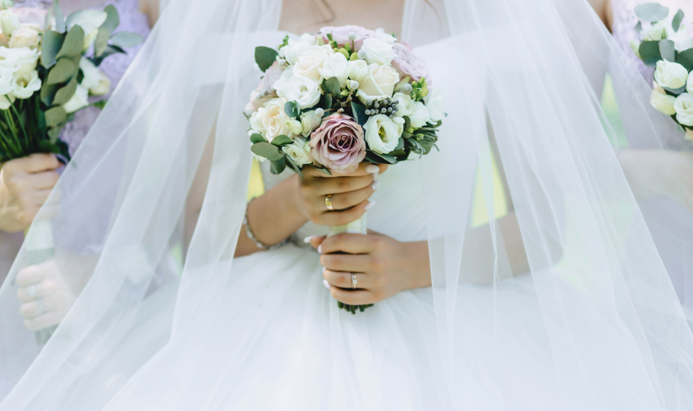N'oubliez pas de féliciter la mariée 