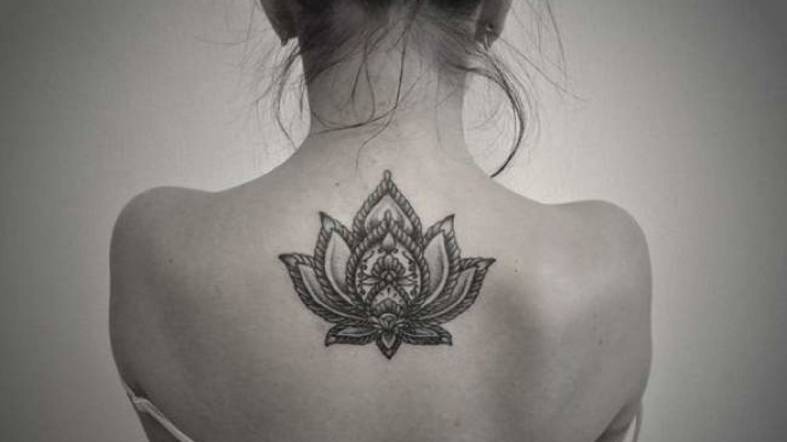 татуировка лотос на спине для девушек значение