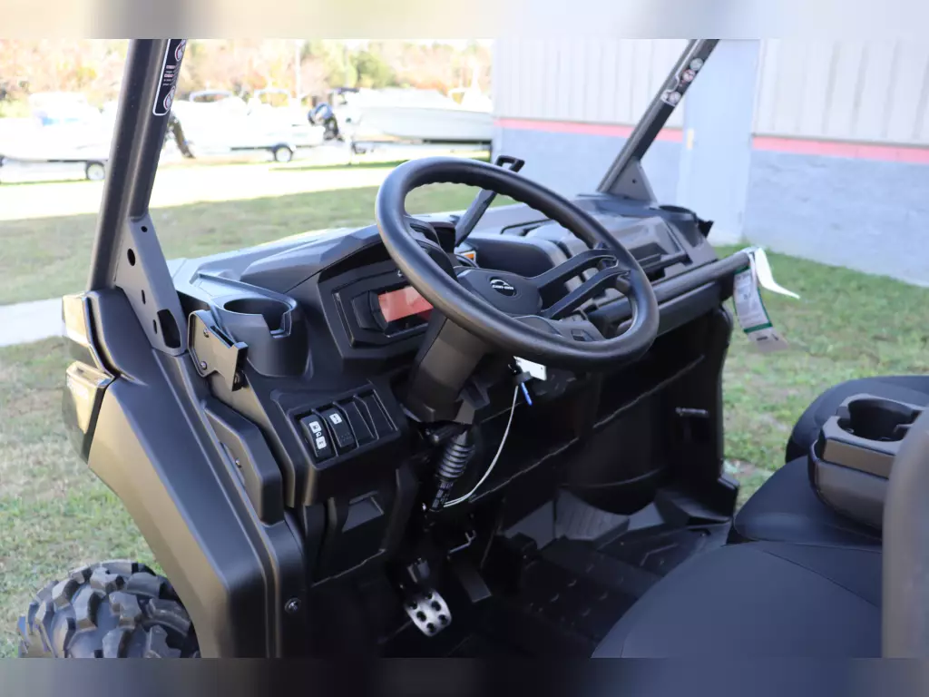 2023 Can-Am Defender HD10