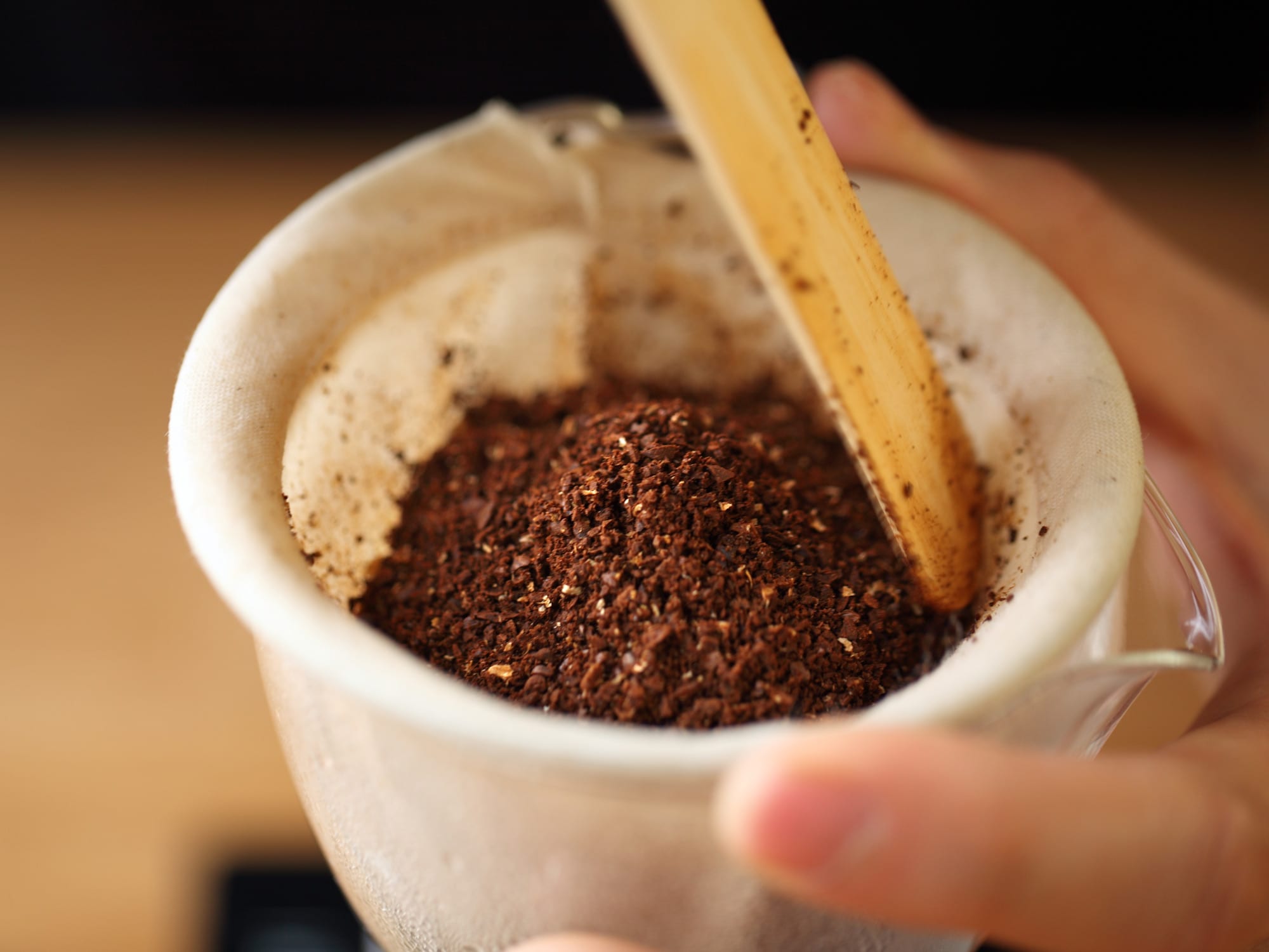 Nel pot with ground coffee and a paddle