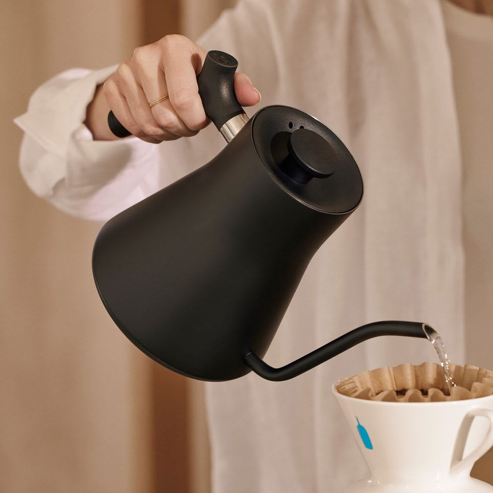 https://res.cloudinary.com/hbhhv9rz9/image/upload/f_auto,c_limit,w_3840,q_auto/Merch%20PDPs/Fellow%20Stagg%20EKG%20Pour-Over%20Kettle/Fellow-Stagg-EKG-Pour-Over-Kettle-M3-Design-Detail1.jpg