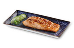 Auf der Haut gegrillter Lachs in Teriyakisauce mit zwei Beilagen nach Wahl Auf der Haut gegrillter Lachs in Teriyakisauce mit zwei Beilagen nach Wahl